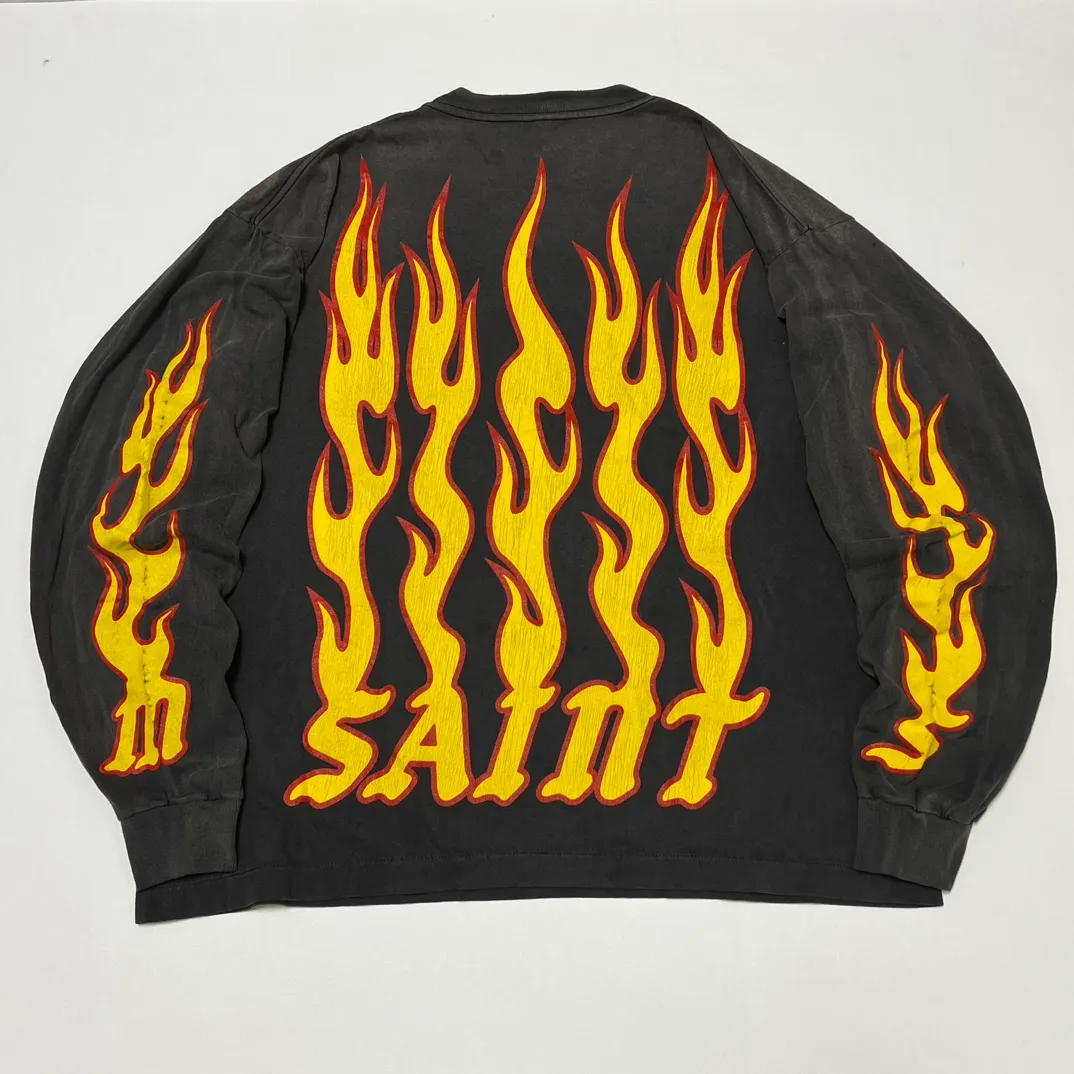SAINT Mxxxxxx LS TEE/SOUL ON FIRE/BLK Soul flame/flame long sleeves, washed black S-XL, look for cylindrical fabrics with no side seams, don’t buy open ones anymore, boring Assute ready-made garments dyed, sprayed the whole thing with horse-hair spray, and then sprayed again to fade the color, the collar and cuffs are frayed, many places are torn, super large printing position, very difficult to print, complete accessories, with little angel anti-counterfeiting label